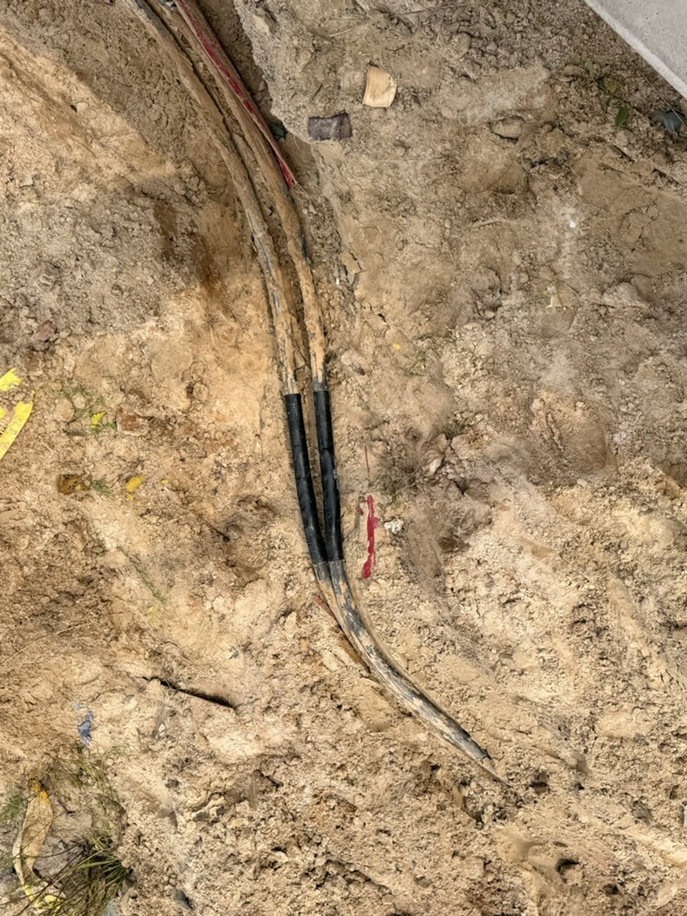 Verschlissenes elektrisches Schaltfeld mit alten Sicherungen und Zählern