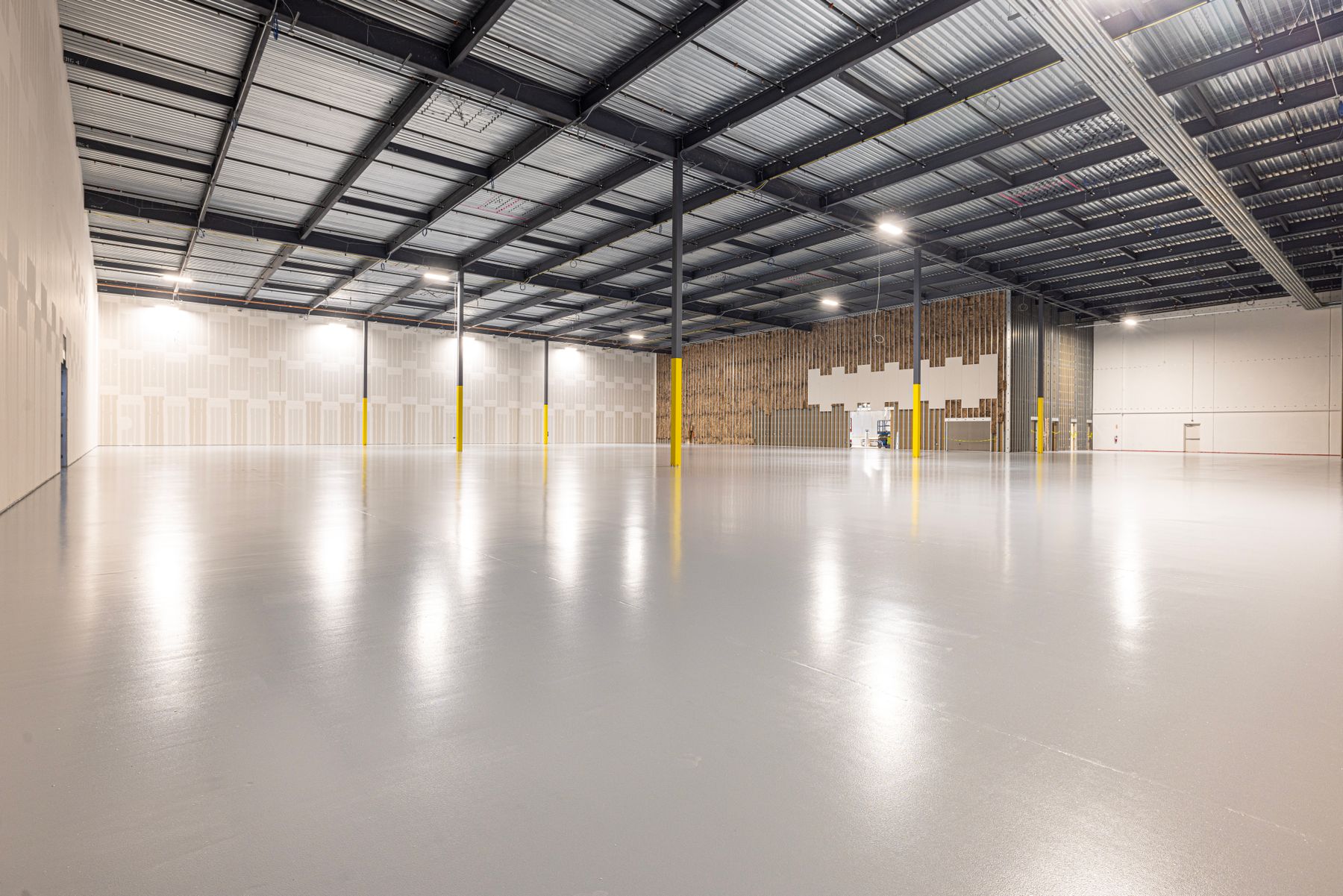 Moderne Industriehalle mit professioneller Beleuchtung