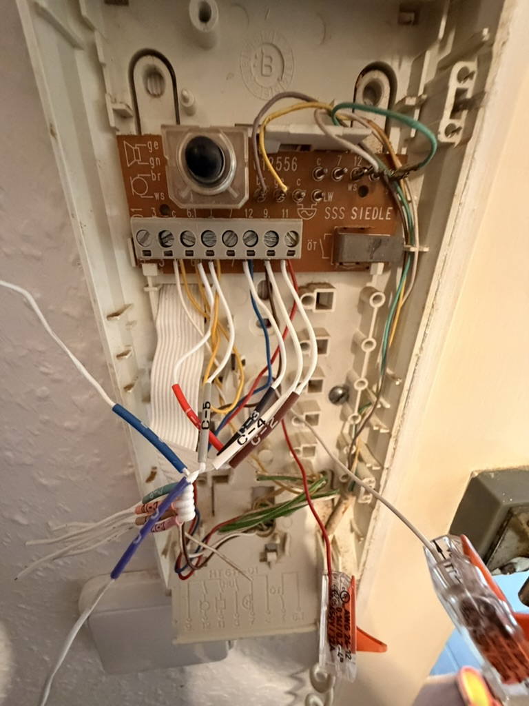 Reparatur einer defekten Platine unter dem Mikroskop